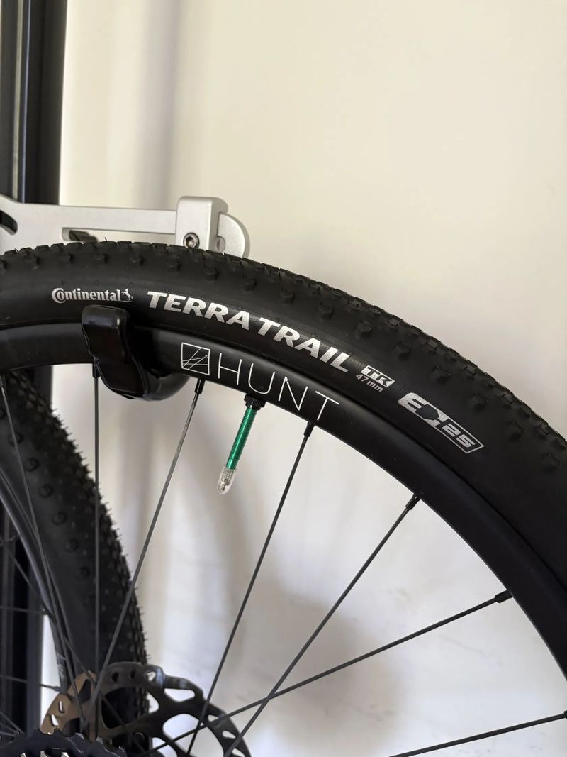 Zapletená kola HUNT 650B Adventure Carbon ořech Shimano