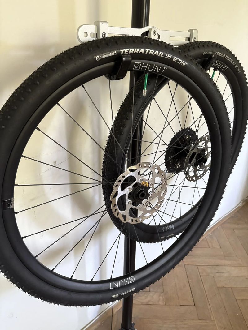 Zapletená kola HUNT 650B Adventure Carbon ořech Shimano