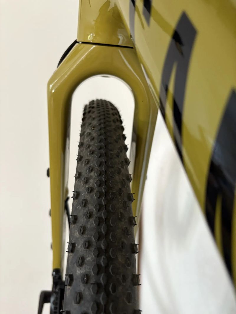 Zapletená kola HUNT 650B Adventure Carbon ořech Shimano