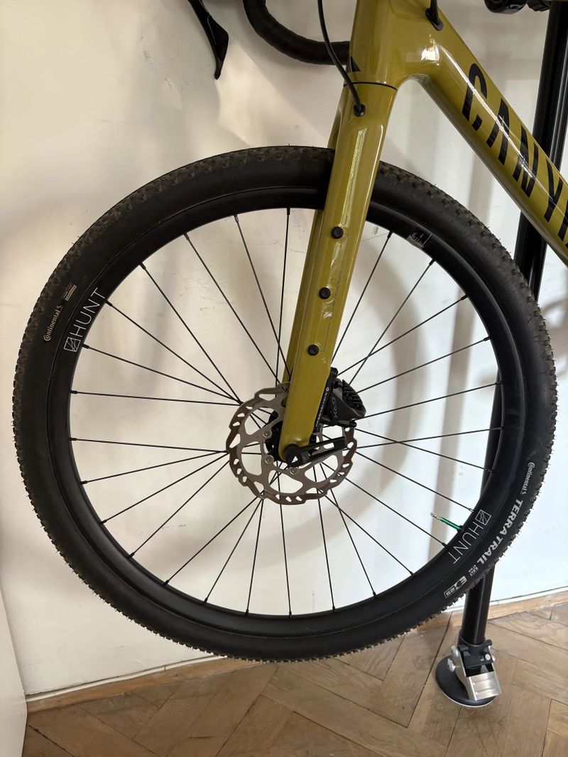Zapletená kola HUNT 650B Adventure Carbon ořech Shimano