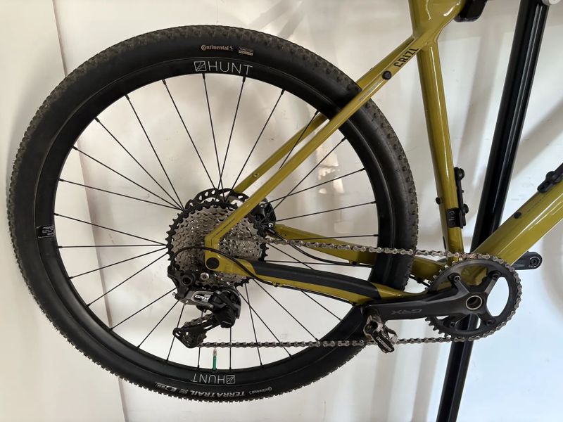 Zapletená kola HUNT 650B Adventure Carbon ořech Shimano