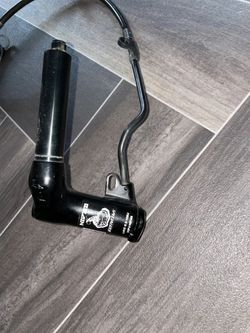 Tlumič s Brainem z kola Specializrd S-Works 2022