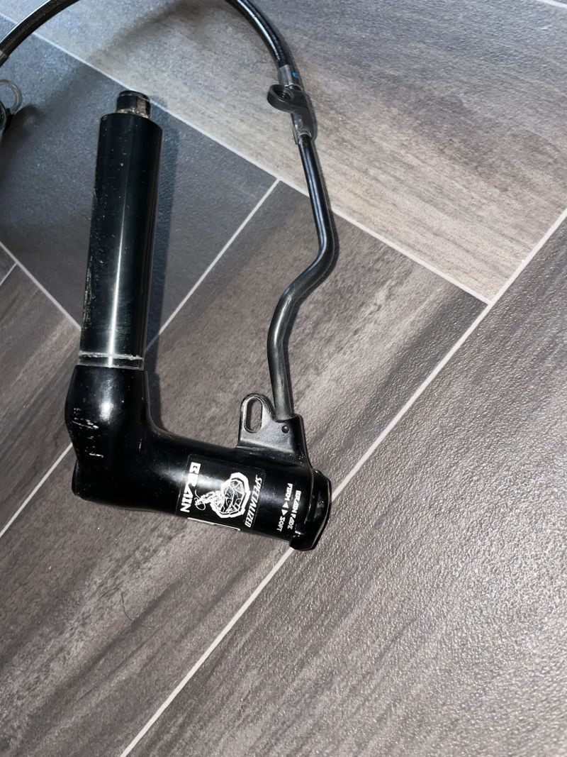 Tlumič s Brainem z kola Specializrd S-Works 2022