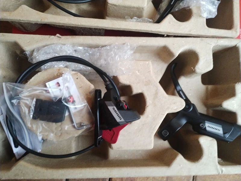 Nové brzdy sram Apex pro rovná řidítka 