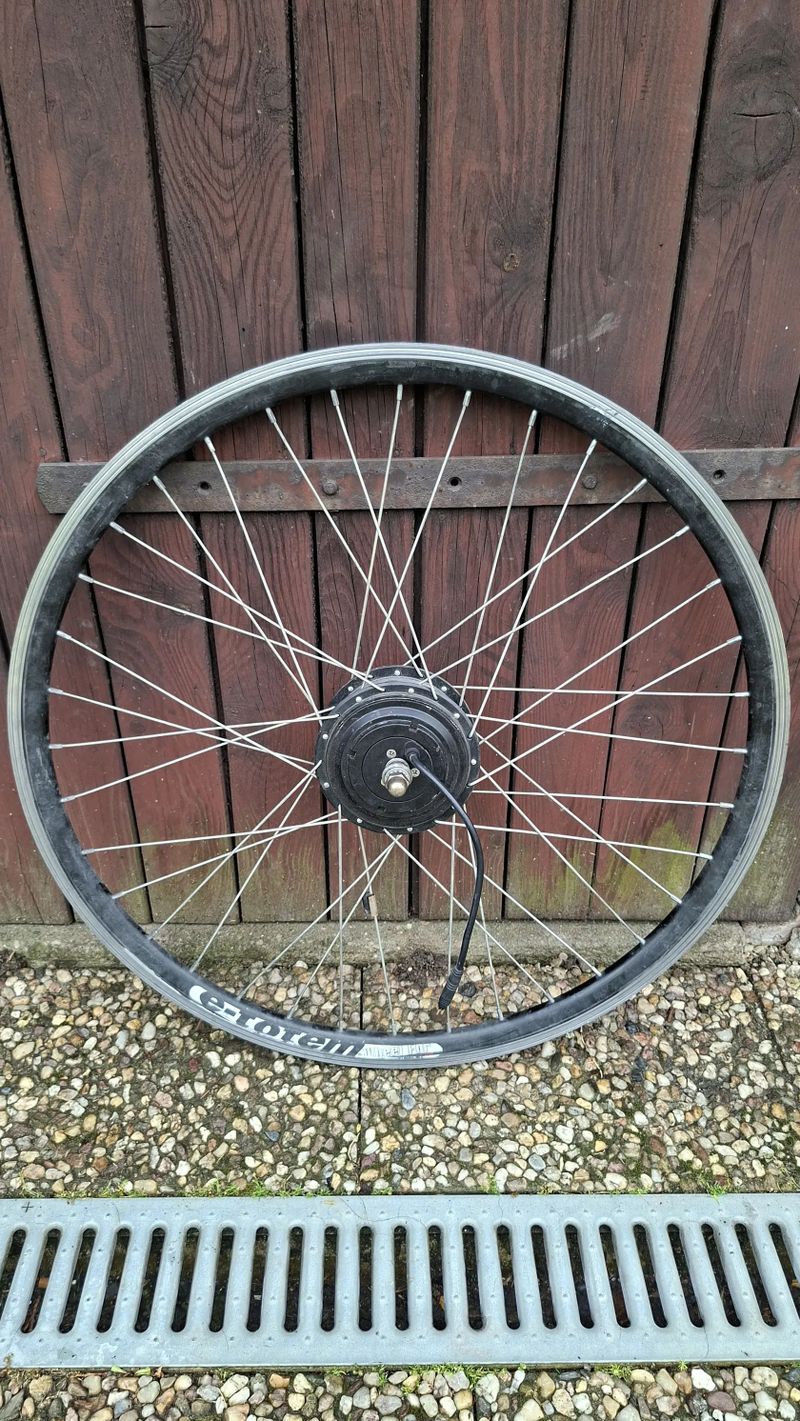 Přední elektromotor 8FUN 36V 250W s ráfkem – funkční