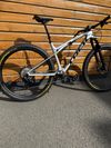TREK SUPERCALIBER SLR 9.8 XT Gen 2 Argent Drizzle + ELEKTRICKÁ PŘEHAZOVAČKA !