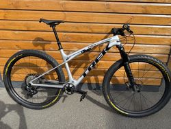 TREK SUPERCALIBER SLR 9.8 XT Gen 2 Argent Drizzle + ELEKTRICKÁ PŘEHAZOVAČKA !