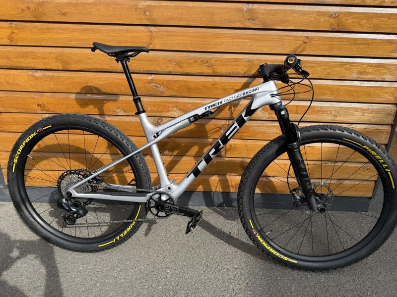TREK SUPERCALIBER SLR 9.8 XT Gen 2 Argent Drizzle + ELEKTRICKÁ PŘEHAZOVAČKA !