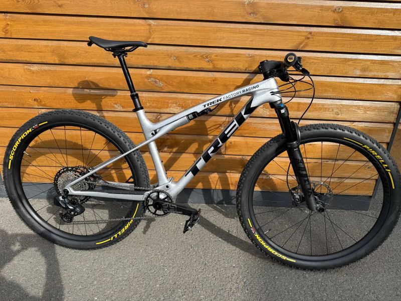 TREK SUPERCALIBER SLR 9.8 XT Gen 2 Argent Drizzle + ELEKTRICKÁ PŘEHAZOVAČKA !