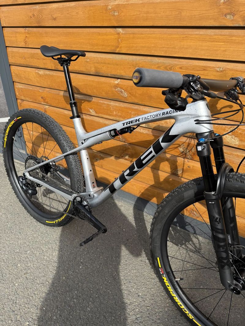 TREK SUPERCALIBER SLR 9.8 XT Gen 2 Argent Drizzle + ELEKTRICKÁ PŘEHAZOVAČKA !