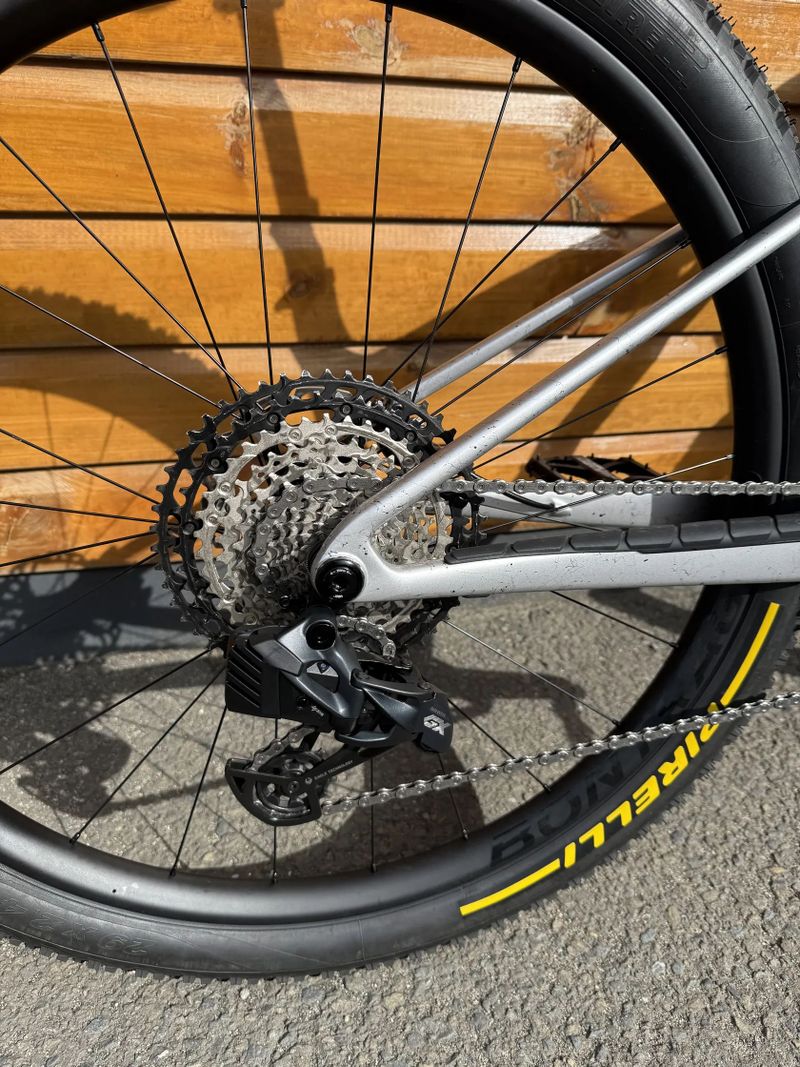 TREK SUPERCALIBER SLR 9.8 XT Gen 2 Argent Drizzle + ELEKTRICKÁ PŘEHAZOVAČKA !