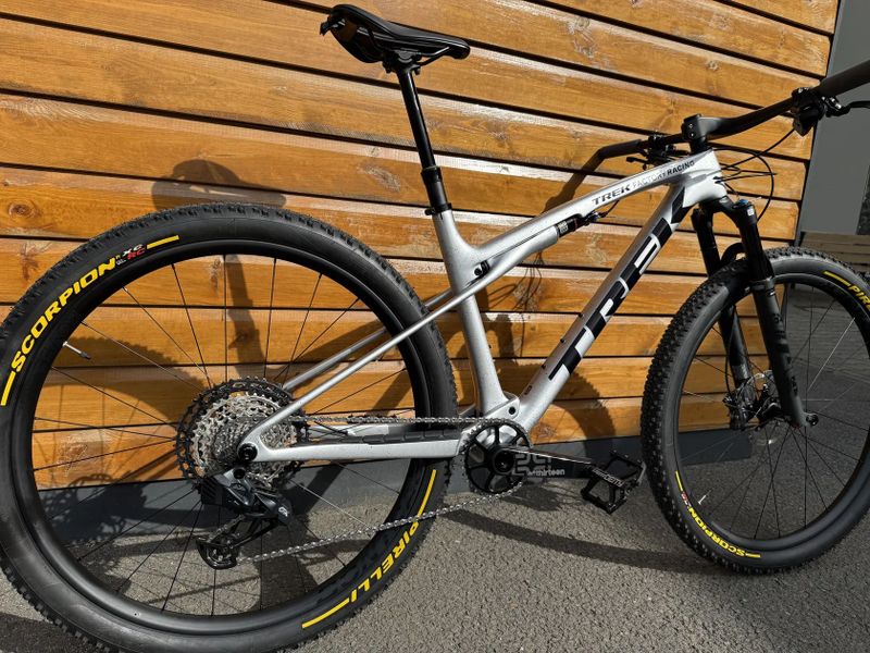 TREK SUPERCALIBER SLR 9.8 XT Gen 2 Argent Drizzle + ELEKTRICKÁ PŘEHAZOVAČKA !