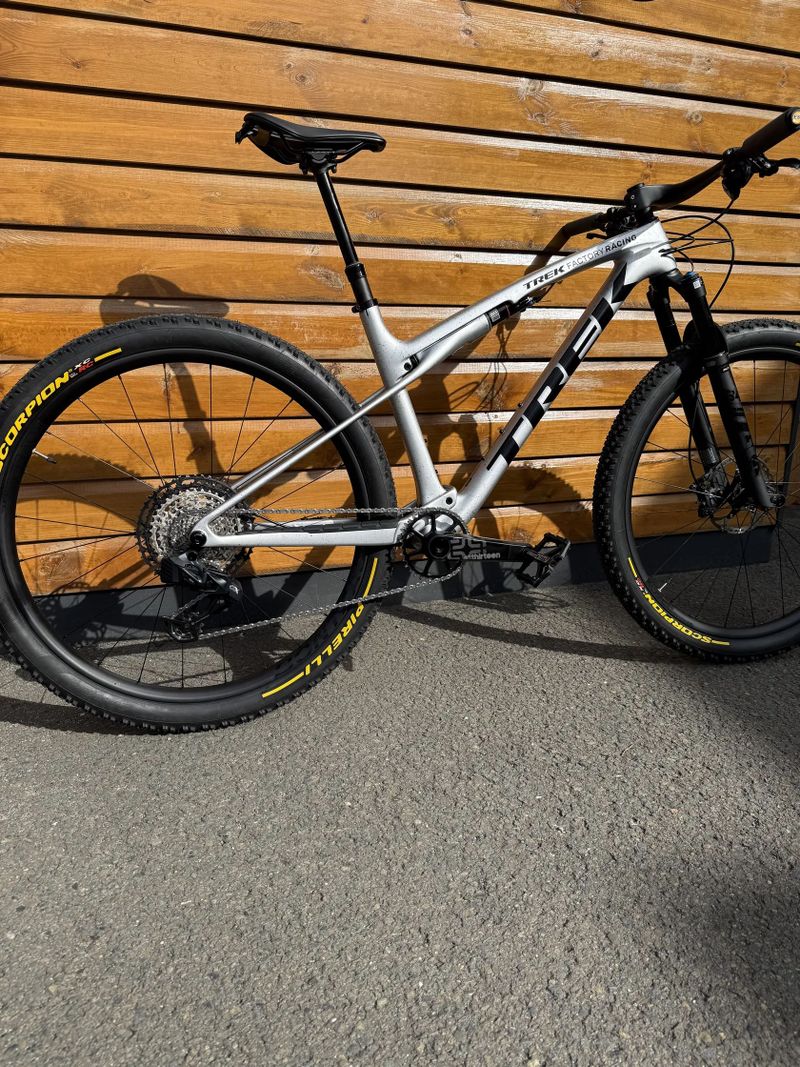 TREK SUPERCALIBER SLR 9.8 XT Gen 2 Argent Drizzle + ELEKTRICKÁ PŘEHAZOVAČKA !