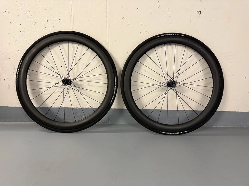 Silniční/Gravel karbonová kola 45mm DT Swiss