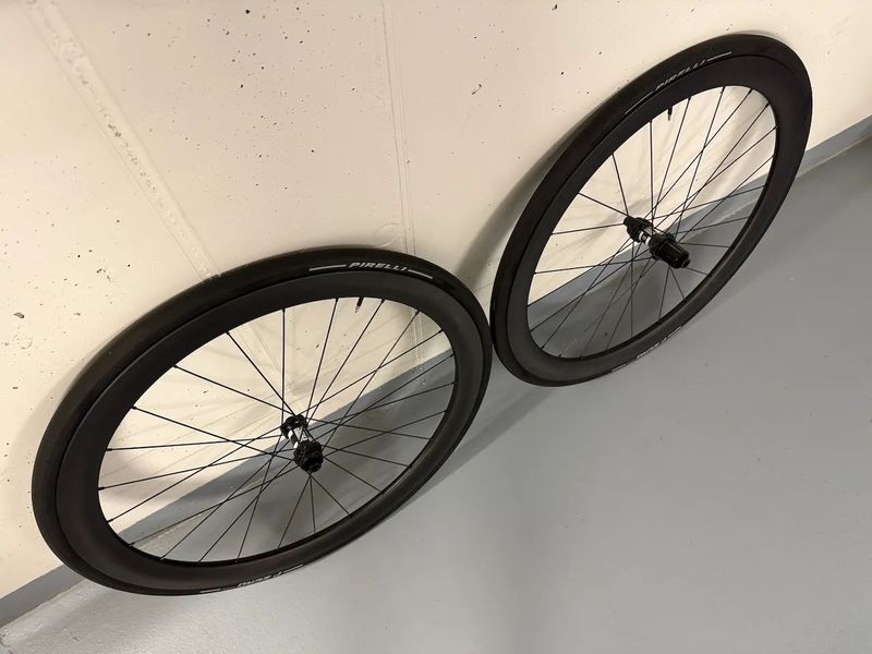 Silniční/Gravel karbonová kola 45mm DT Swiss