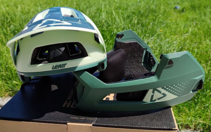 Leatt MTB 4.0 Enduro helma - odepinaci chranic brady (vel. S: 51-55 cm)