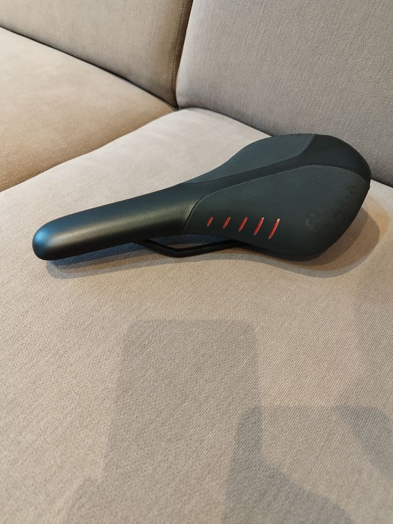 Gravelové sedlo Fizik Antares R7 sundané z nového kola
