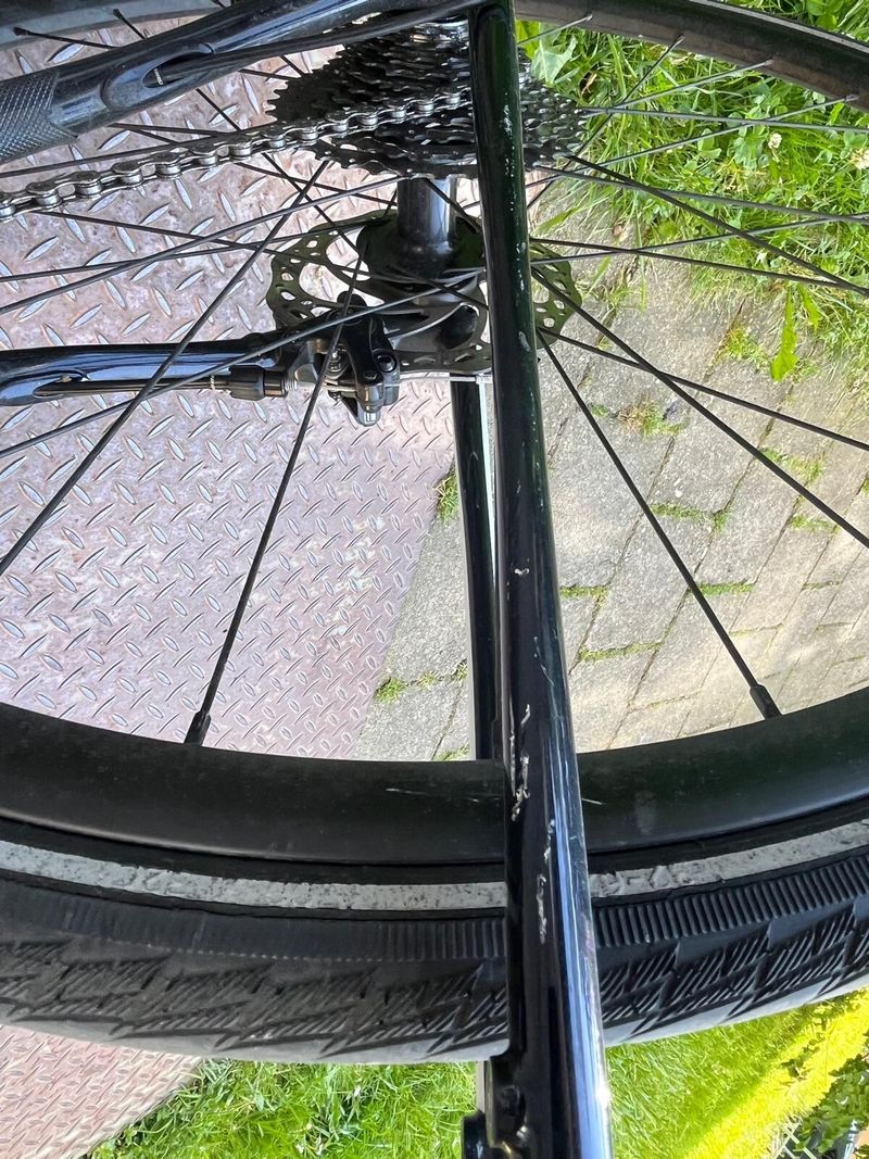 Dámská raketa kolem komína 