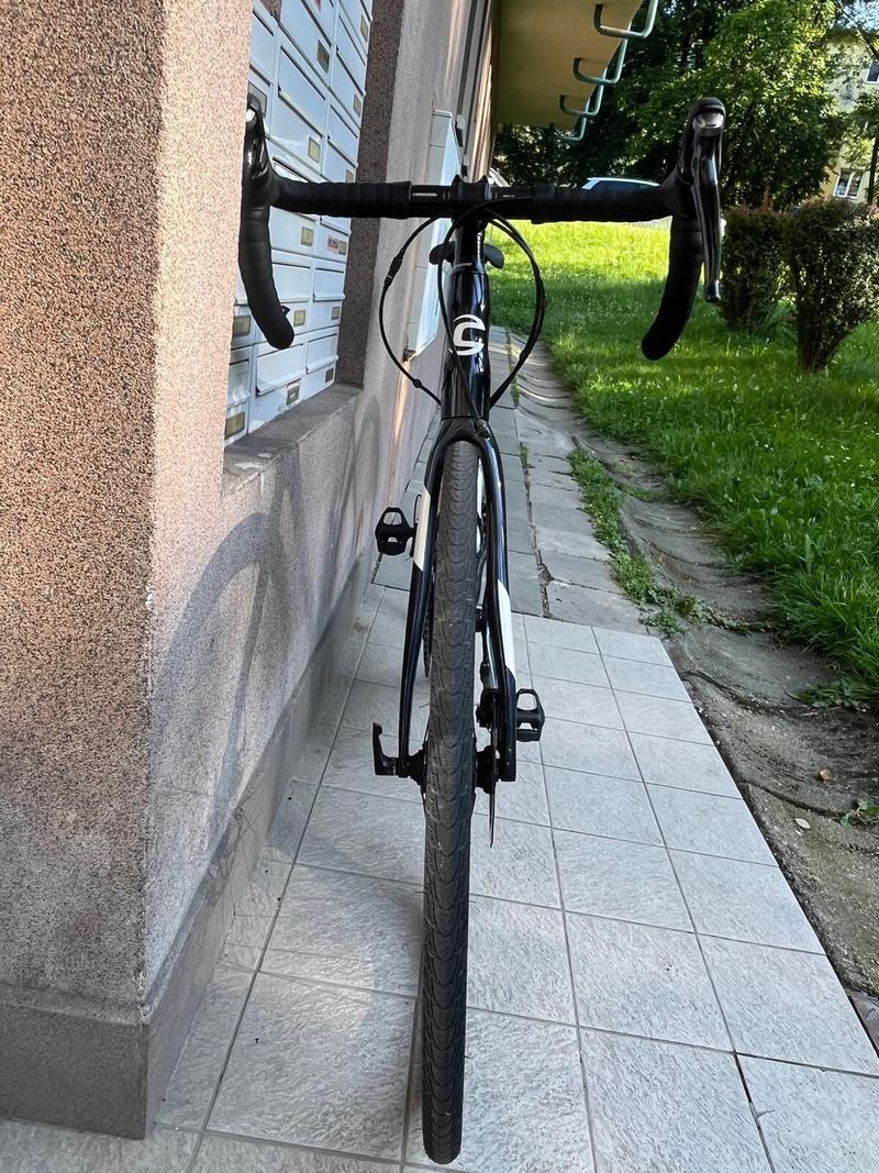 Dámská raketa kolem komína 