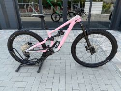 Specialized STATUS 140 2 2025 ,Satin Cool Grey / Desert Rose / Black velikost S1 NOVÉ KOLO