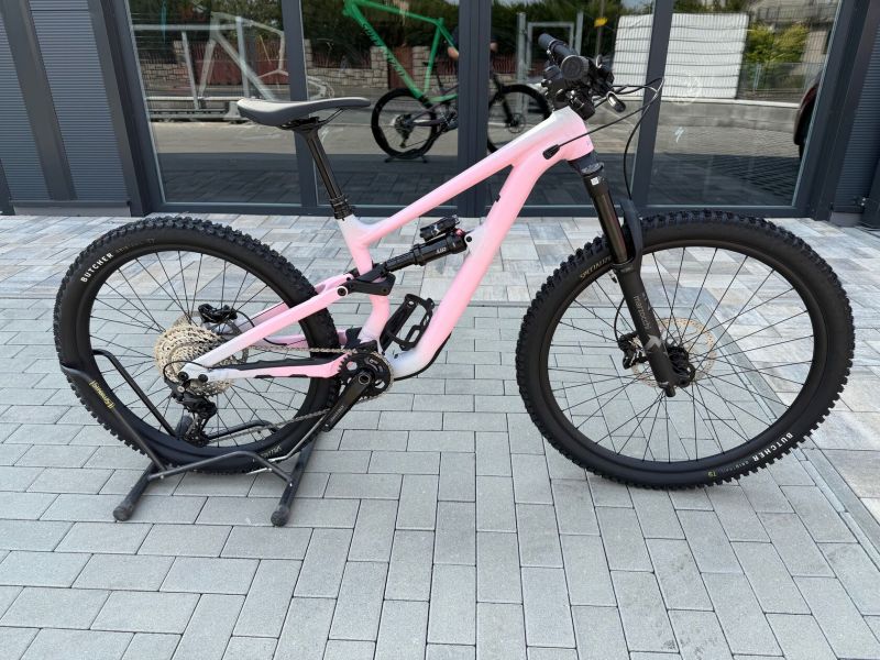 Specialized STATUS 140 2 2025 ,Satin Cool Grey / Desert Rose / Black velikost S1 NOVÉ KOLO
