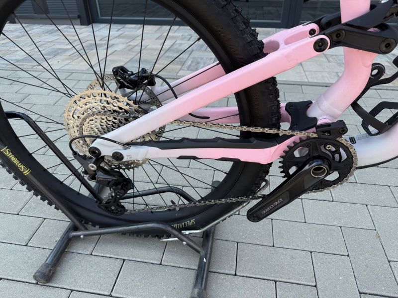 Specialized STATUS 140 2 2025 ,Satin Cool Grey / Desert Rose / Black velikost S1 NOVÉ KOLO