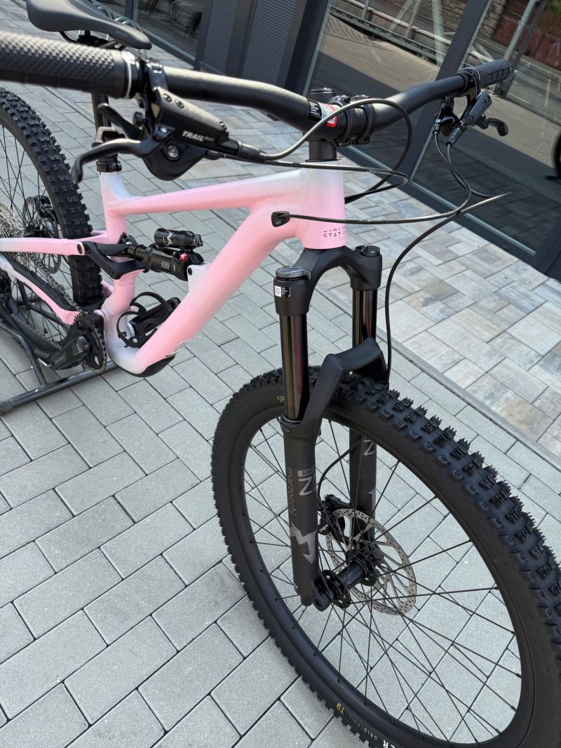 Specialized STATUS 140 2 2025 ,Satin Cool Grey / Desert Rose / Black velikost S1 NOVÉ KOLO