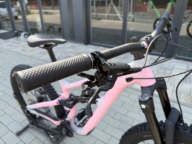 Specialized STATUS 140 2 2025 ,Satin Cool Grey / Desert Rose / Black velikost S1 NOVÉ KOLO