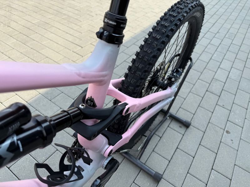 Specialized STATUS 140 2 2025 ,Satin Cool Grey / Desert Rose / Black velikost S1 NOVÉ KOLO