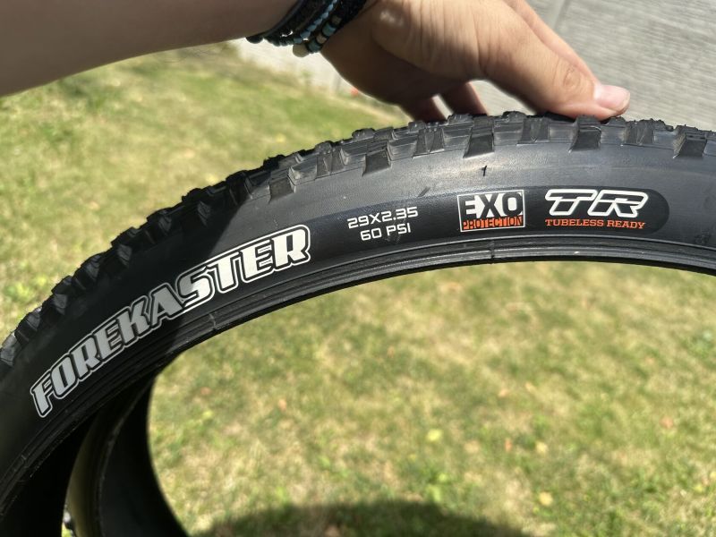 2x Maxxis forekaster najeto 20km