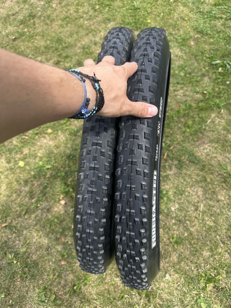 2x Maxxis forekaster najeto 20km