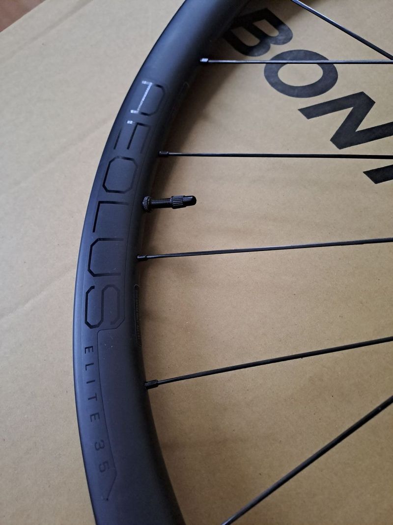 Silniční kola Bontrager Aeolus Elite 35 TLR pro kotoučové brzdy