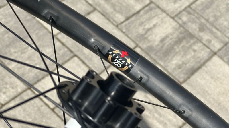 Zapletená 29" MTB karbonová kola Reserve 25