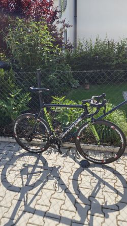 Silniční kolo Cannondale CAAD12 velikost 60 (vhodné od 185 cm), Shimano 105, karbonová kola