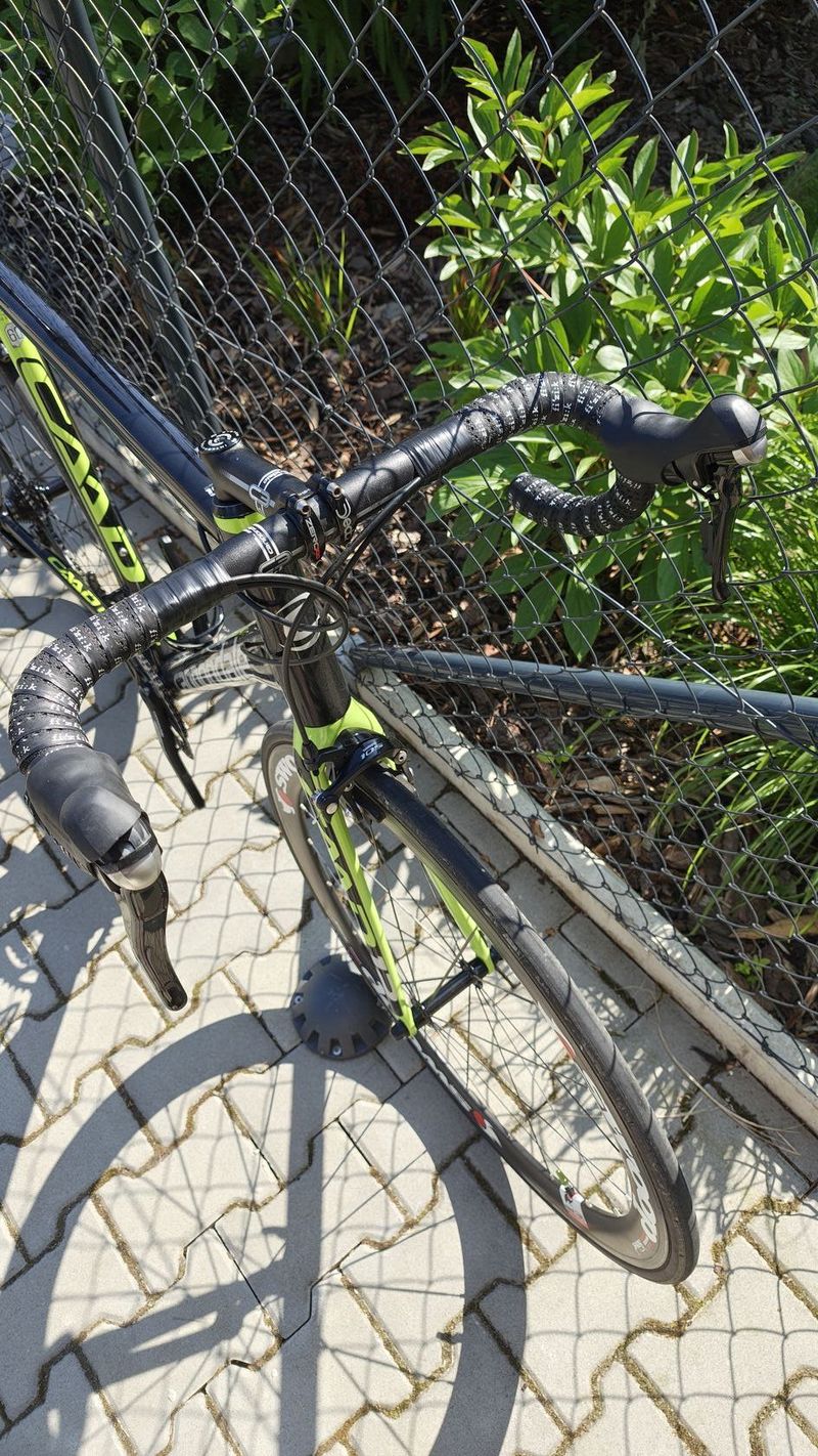 Silniční kolo Cannondale CAAD12 velikost 60 (vhodné od 185 cm), Shimano 105, karbonová kola