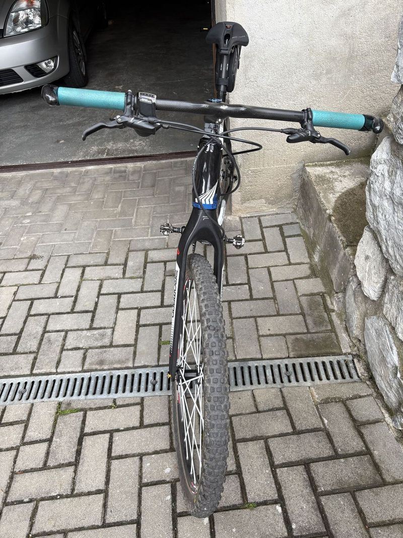Horské kolo celokarbon
