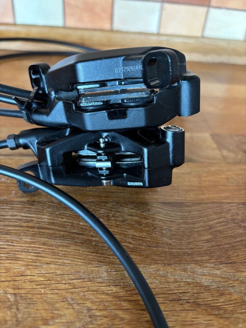 Prodám sadu brzd SRAM DB8 - přední+zadní vč. adapterů