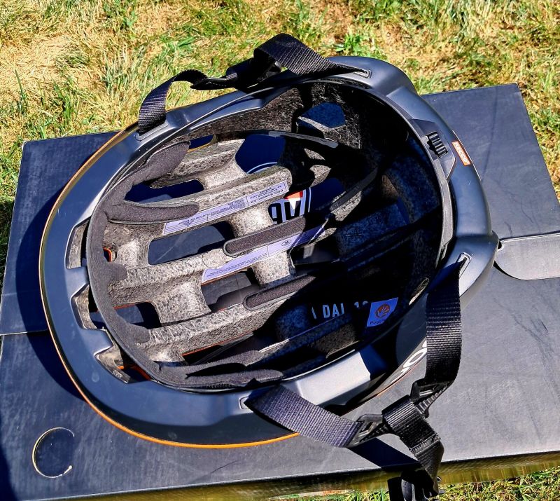 Přilba POC Octal X bez štítku - silnice nebo bike universální v top stavu