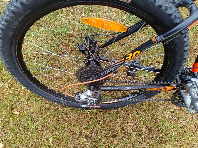 Kellys Viper 30 vel. 17,5ˇ Black/orange, 3x8 , mech.diskové brzdy -velmi dobrý stav 