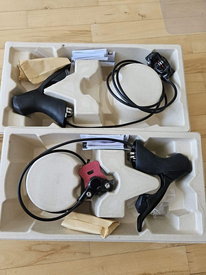Sram Rival eTap AXS řazení a brzdy