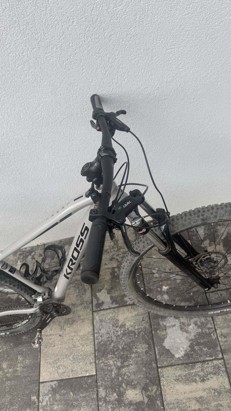 Horské kolo Kross Level 3.0. Šedá/černá