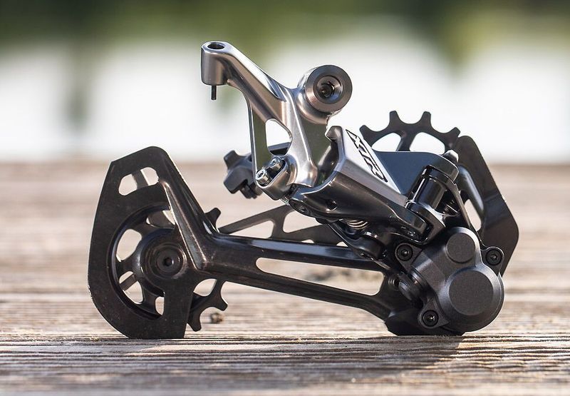 Přehazovačka SHIMANO RD-M9100 12-k. 10-51z + řazení Shimano XT