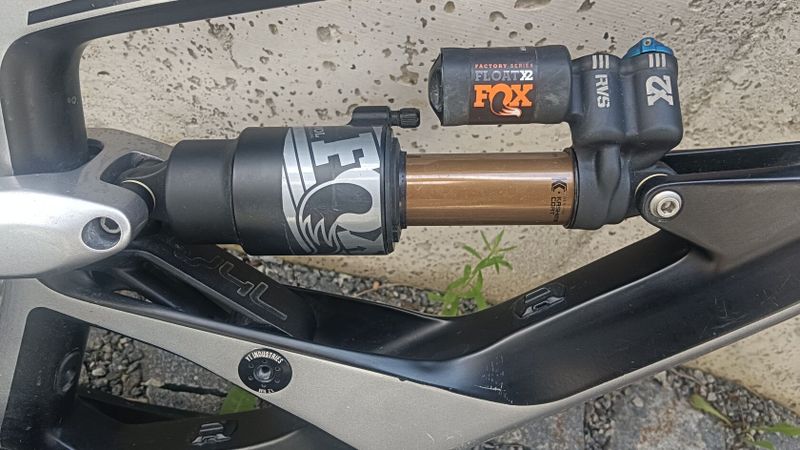 karbonová rámová sada YT CAPRA CF Pro Race Enduro Virtual 4 Link vel.L s tlumičem FOX Float X2