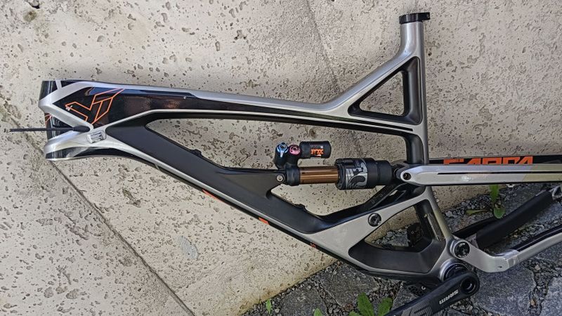 karbonová rámová sada YT CAPRA CF Pro Race Enduro Virtual 4 Link vel.L s tlumičem FOX Float X2