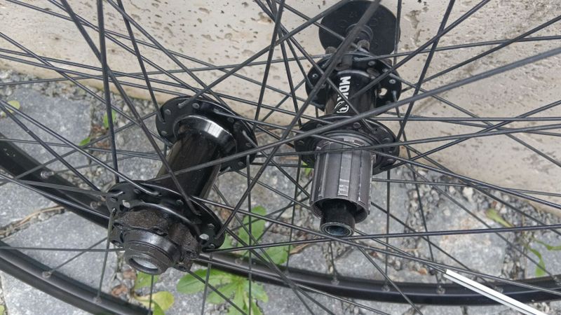 zapletená sada 29 MTB kol MDK 12x142 a 15x110 s HG ořechem