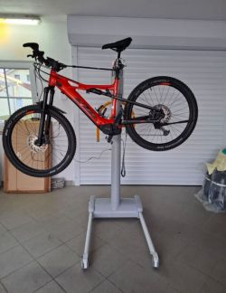 Elektrický montážní stojan na kola