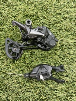 Přehazovačka a řazení SHIMANO XT RD-M8100SGS,