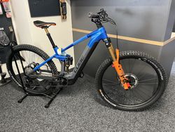 CUBE Stereo Hybrid 140 HPC Action Team 750 vel.M 2024 NOVÉ