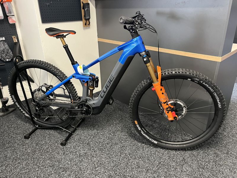 CUBE Stereo Hybrid 140 HPC Action Team 750 vel.M 2024 NOVÉ