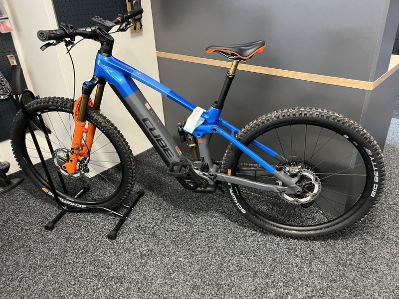 CUBE Stereo Hybrid 140 HPC Action Team 750 vel.M 2024 NOVÉ